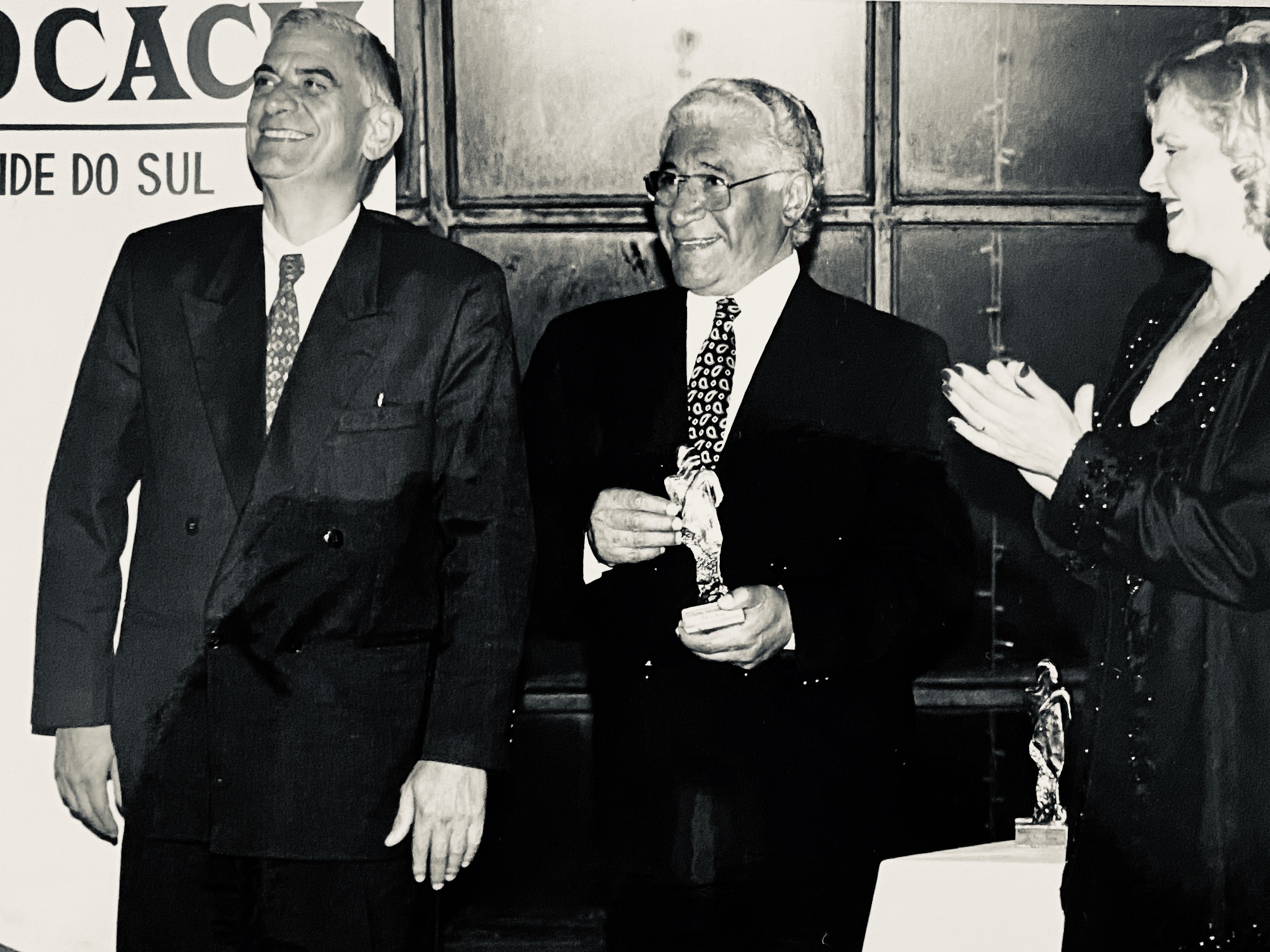 Dr. Gilberto Diogo recebendo prêmio Melhores da Advocacia