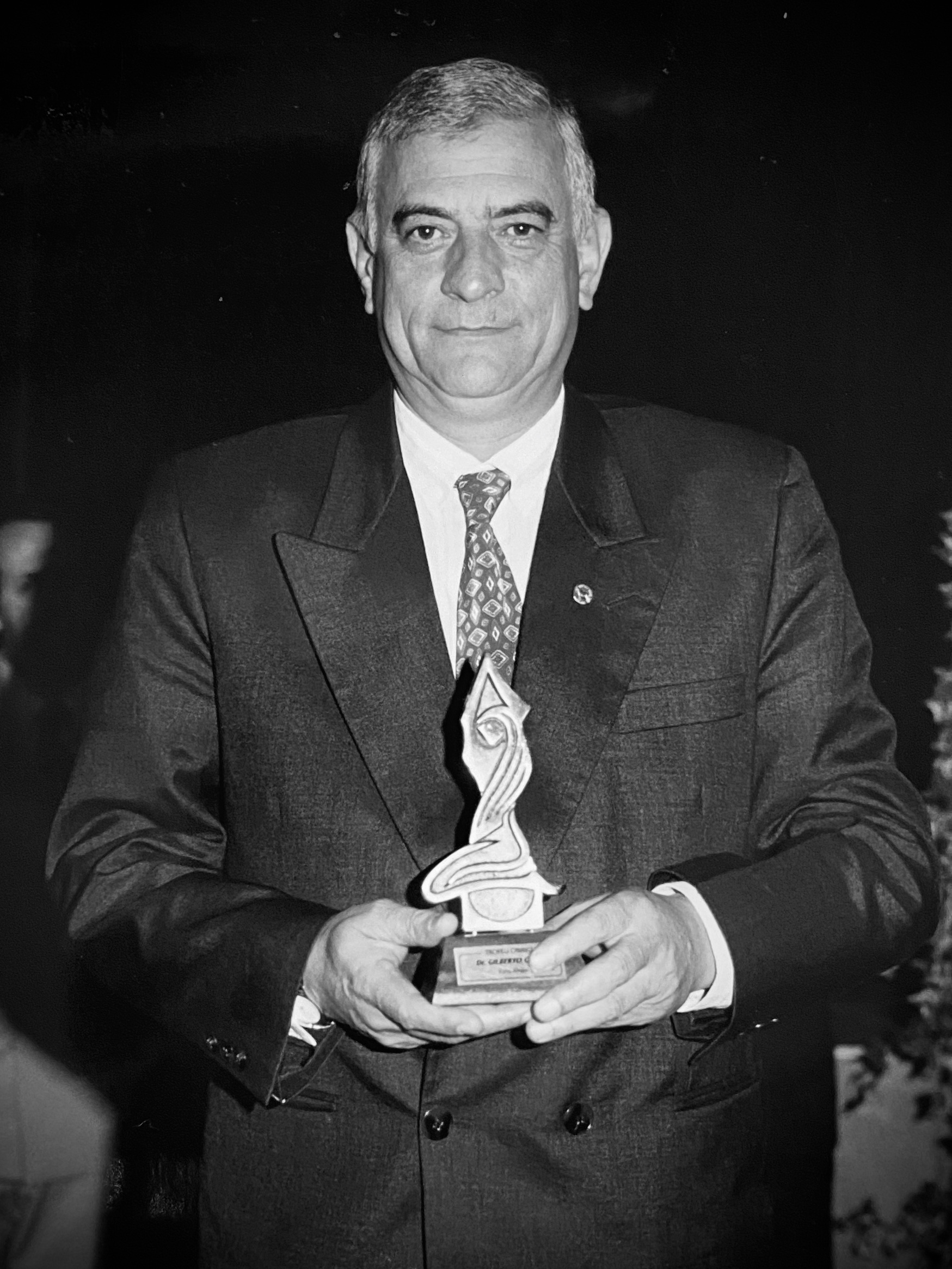 Dr. Gilberto Diogo recebendo premiação